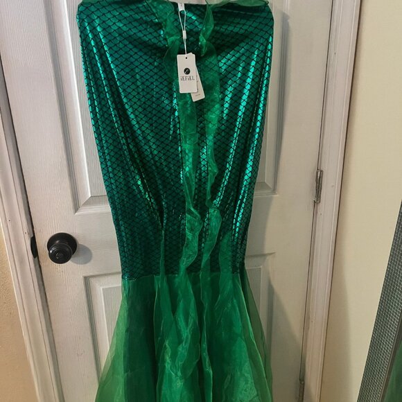 NWT Beautiful Mermaid Skirt with green detail and flared bottom never worn - Picture 1 of 3